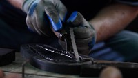 Di antara sandal-sandal yang ditawarkan Vietnam itu ada alas kaki yang mengajak pembelinya ke masa lalu. Sandal itu adalah sandal karet dengan sol keras. Sandal itu mudah dijumpai di pasar dan toko-toko kecil di sana. harganya relatif ramah di kantong.