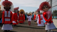 Rangkaian acara karnaval diisi oleh parade kendaraan hias, drama musikal, marching band dan penampilan menarik dari komunitas pegiat seni budaya di Jakarta.