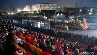 Penonton nampak antusias menyaksikan Jakarnaval 2022. Kegiatan ini juga semakin mengokohkan Jakarta sebagai kota yang memiliki banyak komunitas yang berani bertekad untuk masa depan dengan semangat optimisme, kebersamaan, dan kreativitas.