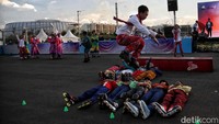 Ada juga atraksi sepatu roda yang membuat terkagum-kagum penonton.