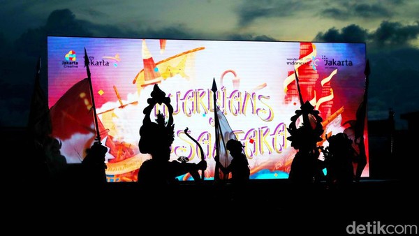 Sebagai informasi, sejak gelaran pertama pada tahun 1999, kegiatan Jakarnaval menjadi parade karnaval tahunan terbesar di Jakarta yang diselenggarakan oleh Pemprov DKI Jakarta sebagai ajang selebrasi kreativitas dari berbagai unsur komunitas dan latar belakang yang selama ini menjadi bagian dari denyut nadi Jakarta. Sebagai informasi, sejak gelaran pertama pada tahun 1999, kegiatan Jakarnaval menjadi parade karnaval tahunan terbesar di Jakarta yang diselenggarakan oleh Pemprov DKI Jakarta sebagai ajang selebrasi kreativitas dari berbagai unsur komunitas dan latar belakang yang selama ini menjadi bagian dari denyut nadi Jakarta.