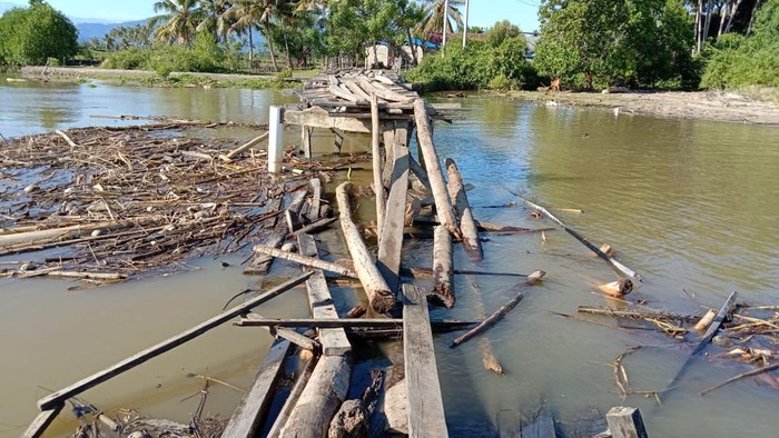 Jembatan desa di Mamuju, putus karena diterjang banjir.
