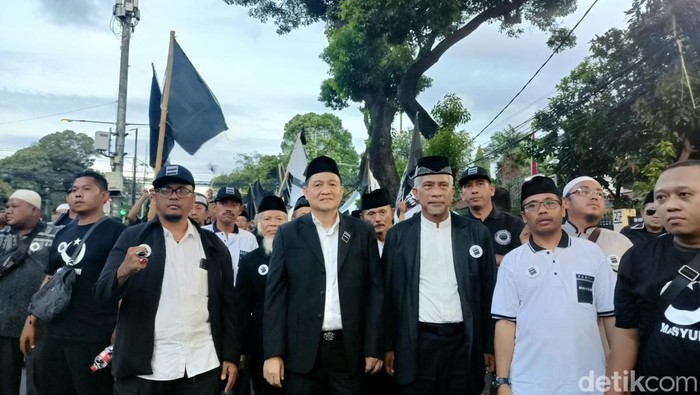 Kader Partai Masyumi tiba di Kantor KPU RI pukul 18.00 WIB. Mereka mengenakan seragam partai senada berwarna hitam (Karin Nur Secha/detikcom)