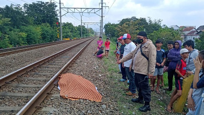 Kakek tertabrak kereta di Bogor