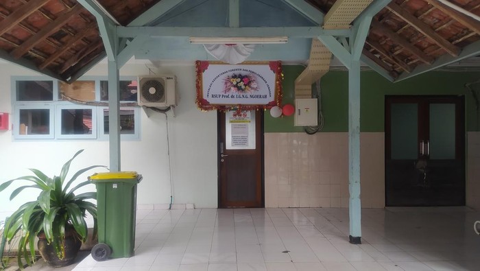 Suasana di depan instalasi Kamar Jenazah tempat jasad Ni NP disimpan