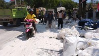 Truk bermuatan tepung melaju dari Sukabumi ke Cianjur. Tapi diduga karena remblong, truk menabrak truk engkel di jalur yang sama, kemudian minibus dan lima sepeda motor dari arah berlawanan, ujar Kapolres Cianjur AKBP Doni Hermawan. (Foto: Istimewa)