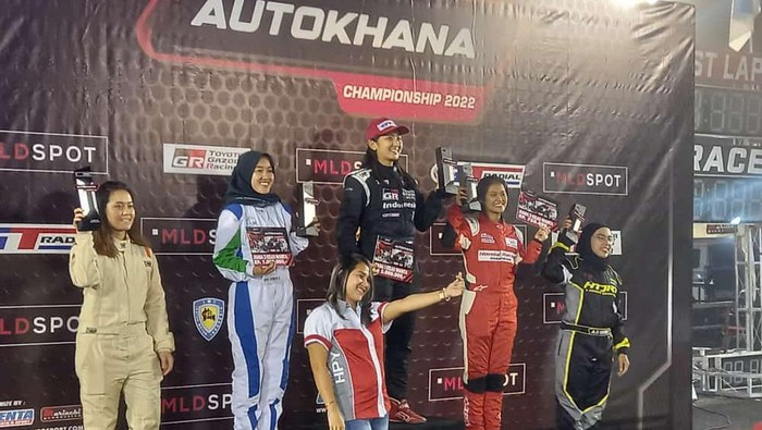 Keiza saat satu podium dengan Alinka.