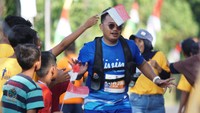 Begini keseruan Jogja Marathon, seorang peserta yang tengah berlari mendapat dukungan dari para penonton di sekitar lintasan.