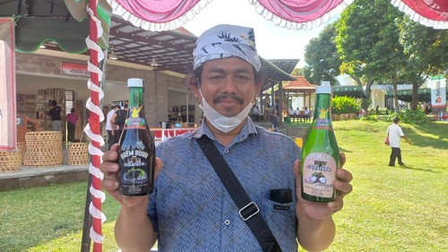 Ketut Kertia menunjukan produk Brem Buah Sidatapa buatannya.