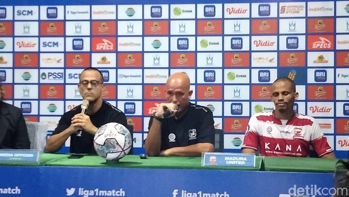 Konferensi pers usai Laga Persebaya vs Madura United di GBT