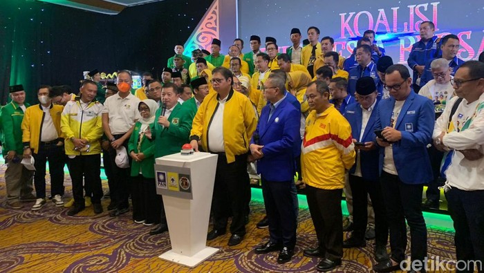 Konfernsi pers usai pemaparan visi misi KIB di Hotel Shangri-La Surabaya.