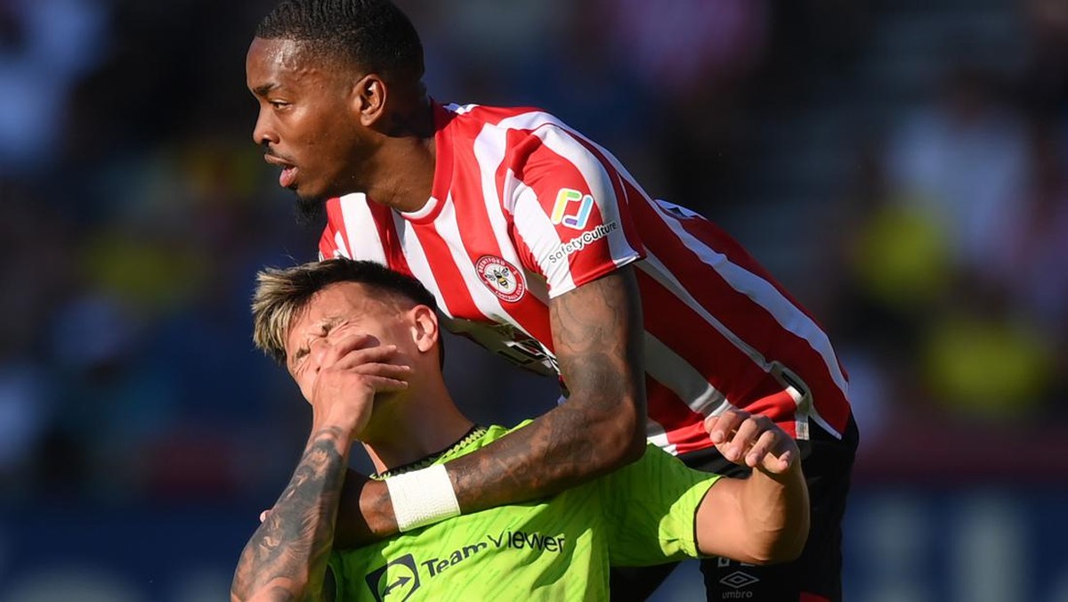Lisandro Martinez dinilai tak bisa bermain sebagai bek tengah di pola 4 bek. (Foto: Getty Images/Shaun Botterill)