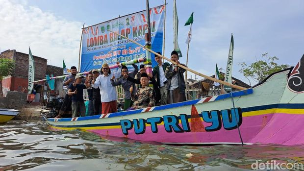 Lomba balap perahu di Pasuruan