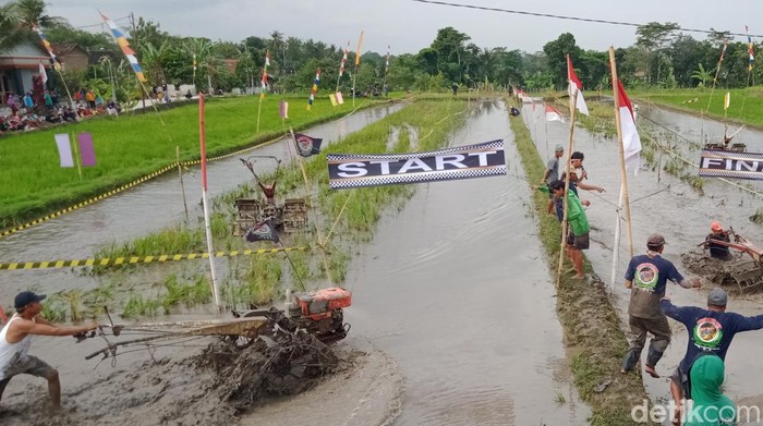 Lomba balap traktor di Desa Karangduren, Kecamatan Kebonarum, Klaten, Minggu (14/8/2022).