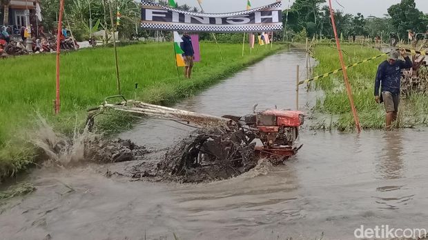 Lomba balap traktor di Desa Karangduren, Kecamatan Kebonarum, Klaten, Minggu (14/8/2022).