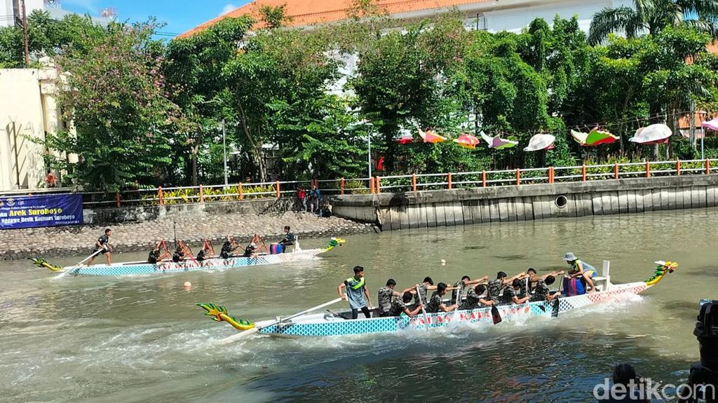 Keseruan Lomba Perahu Naga di Kalimas Surabaya, Peserta Basah Kuyup