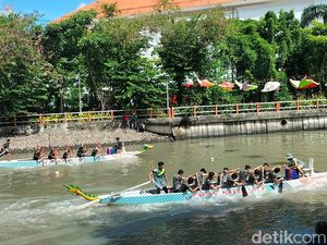 Keseruan Lomba Perahu Naga di Kalimas Surabaya, Peserta Basah Kuyup