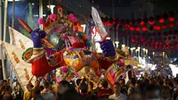 Patung kertas raksasa dewa China Da Shi Ye atau Dewa Penjaga Hantu diarak para warga untuk dipanjatkan doa yang ditujukan kepada orang mati, persembahan makanan dan barang-barang model kertas seperti televisi, lemari es serta mobil sport dibakar untuk menenangkan roh-roh yang berkeliaran.