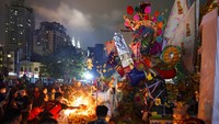 Patung kertas raksasa Dewa Penjaga Hantu dibakar oleh sejumlah warga yang mengikuti festival tersebut. Tujuan dari festival ini, untuk menghindari dari segala musibah yang ada akibat dari parah arwah dan tidak mengganggu para jiwa yang masih hidup.