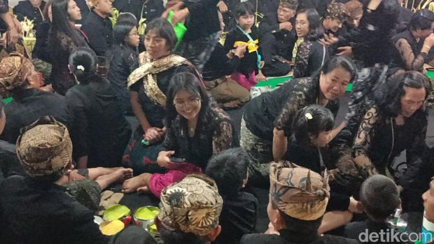 Masyarakat Tengger menggelar tradisi ritual Tari Sodoran saat Hari Raya Karo