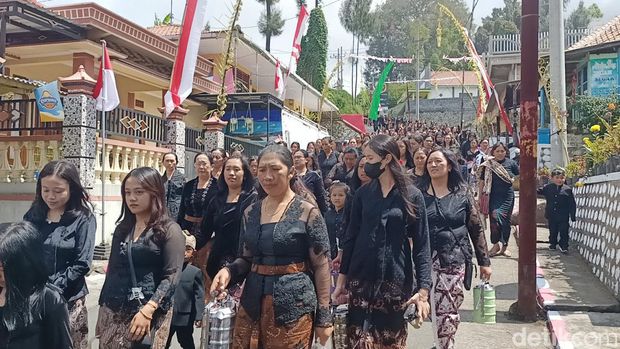 Masyarakat Tengger menggelar tradisi ritual Tari Sodoran saat Hari Raya Karo