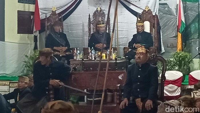 Masyarakat Tengger menggelar tradisi ritual Tari Sodoran saat Hari Raya Karo