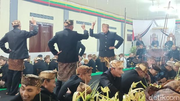 Masyarakat Tengger menggelar tradisi ritual Tari Sodoran saat Hari Raya Karo