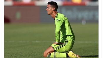 Banyak yang menilai pantas Ronaldo sebenarnya ingin pergi karena sudah semakin tua dan tak ingin terjebak di MU. Dia ingin menyelamatkan tahun-tahun terakhir di karirnya, tulis netizen ini. Foto: Twitter