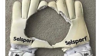 David De Gea semalam blunder horor sehingga muncul meme sarung tangannya bolong seperti ini. Foto: Twitter