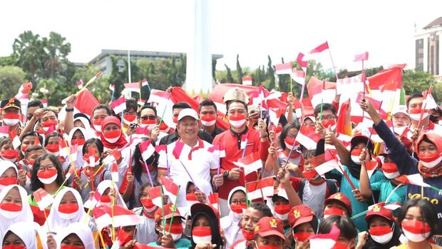 Mendagri-Khofifah Galakkan Gerakan Berbagi 10 Juta Bendera di HUT Ke-77 RI