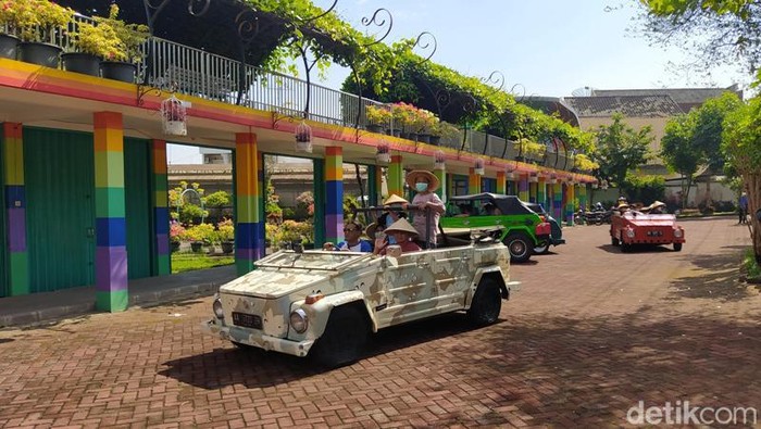 Menikmati wisata sejarah di Kota Magelang dengan naik mobil VW, Minggu (14/8/2022).