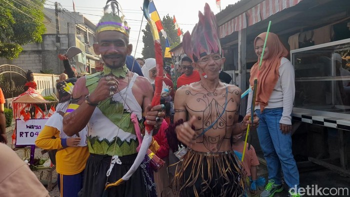 Meriahnya Pawai Kemerdekaan di Kota Depok Pawai kemerdekaan menyambut hut ke-77 RI digelar warga RW 10 Kelurahan Cilangkap, Kecamatan Tapos, Depok. Pawai tersebut berlangsung meriah.