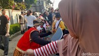 Ada juga yang memakai busana daerah.