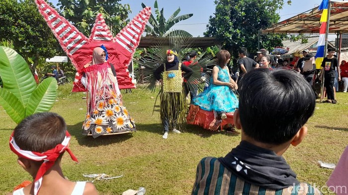 Meriahnya Pawai Kemerdekaan di Kota Depok Pawai kemerdekaan menyambut hut ke-77 RI digelar warga RW 10 Kelurahan Cilangkap, Kecamatan Tapos, Depok. Pawai tersebut berlangsung meriah.