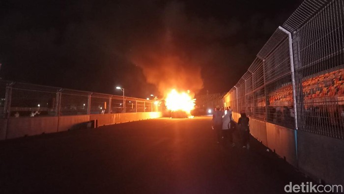 Mobil hias Jakarnaval terbakar