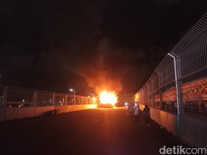 Saksi Cerita Detik-detik Mobil Hias Jakarnaval Terbakar di Sirkuit Formula E