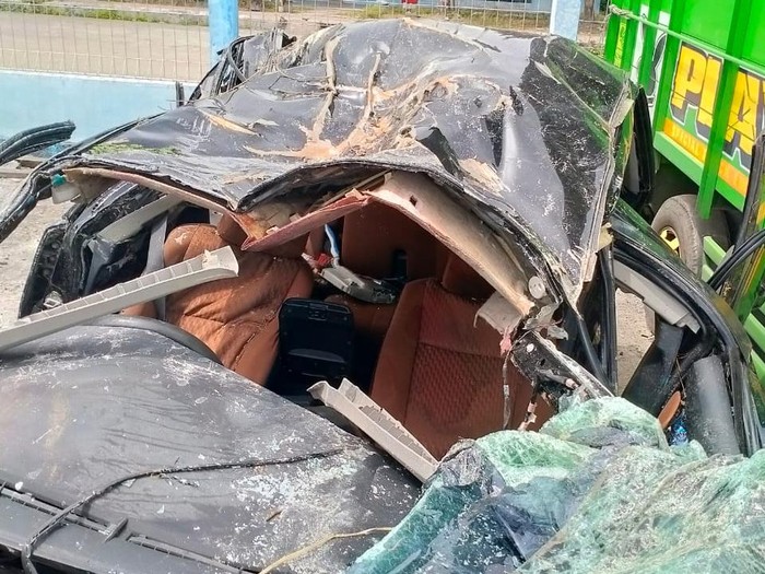Mobil yang masuk jurang di Taput Mobil yang masuk jurang di Taput
