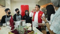 Saat meninjau SMK PGRI 2 Kudus, Jawa Tengah, Moeldoko melihat langsung praktik pengolahan sorgum menjadi sajian kuliner yang dilakukan oleh para siswa sekolah menengah kejuruan jurusan tata boga.