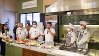 Selain menyaksikan proses kreasinya, mantan Panglima TNI tersebut kemudian juga mencicipi berbagai varian kuliner yang menggunakan sorgum sebagai bahan dasarnya. Ia tampak menikmati berbagai sajian ala fine dining dari para pelajar. Ia pun memuji kompetensi para siswa dan guru di SMK PGRI 2 Kudus yang dinilainya mampu mengolah sorgum menjadi sajian kuliner bernilai tinggi.