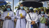 Para biarawati pun juga hadir dalam prosesi tersebut. Ortega menuduh para uskup adalah bagian dari upaya kudeta untuk mengusirnya dari jabatannya pada 2018 karena mereka mendukung demonstrasi anti-pemerintah yang ditindas secara brutal oleh rezimnya.