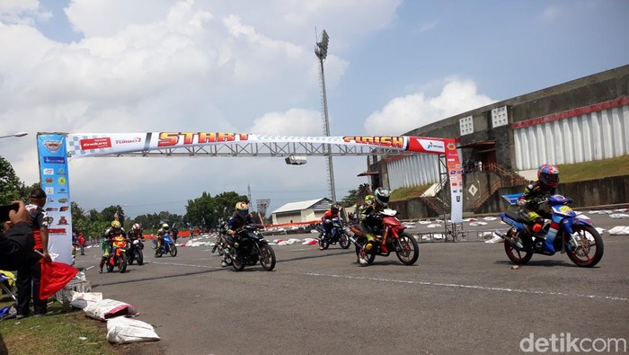 Para pembalap meramaikan road race Piala Sultan HB X di Bantul, Minggu (14/8/2022).