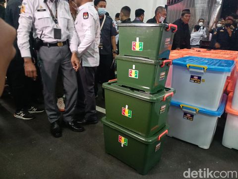 Partai Perkasa dan PBI membawa puluhan boks kontainer ke Kantor KPU RI (Karin Nur Secha/detikcom)