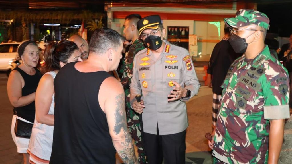 Cegah Kejahatan Jalanan, TNI-Polri Gelar Patroli di Kampung Turis Kuta