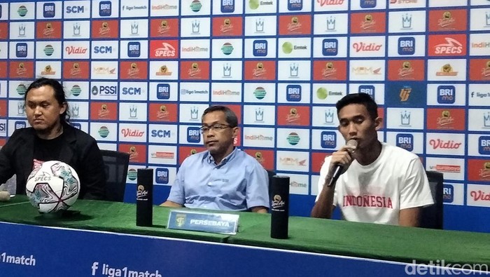 Pelatih Persebaya Aji Santoso saat konferensi pers di GBT usai laga melawan Madura United