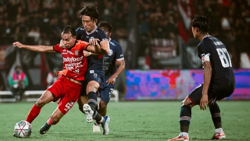 Pemain Bali United Novri Setiawan saat berebut bola dengan pemain Arema FC