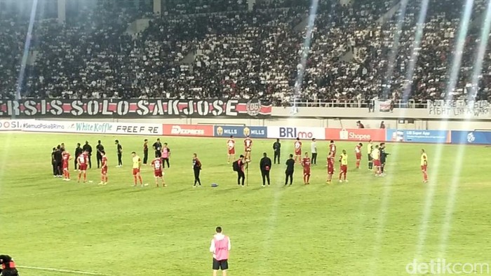 Pemain Persis Solo berkumpul di tengah lapangan usai kekalahan atas Persita Tangerang, Minggu (14/8/2022).