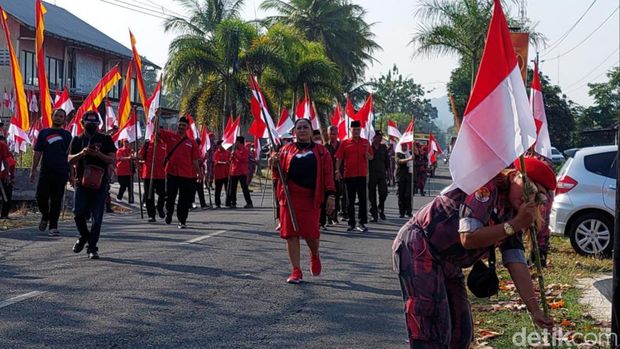 Pemasangan 1.000 bendera Merah Putih di persawahan Kapanewon Ponjong, Kabupaten Gunungkidul, Minggu (14/8/2022).