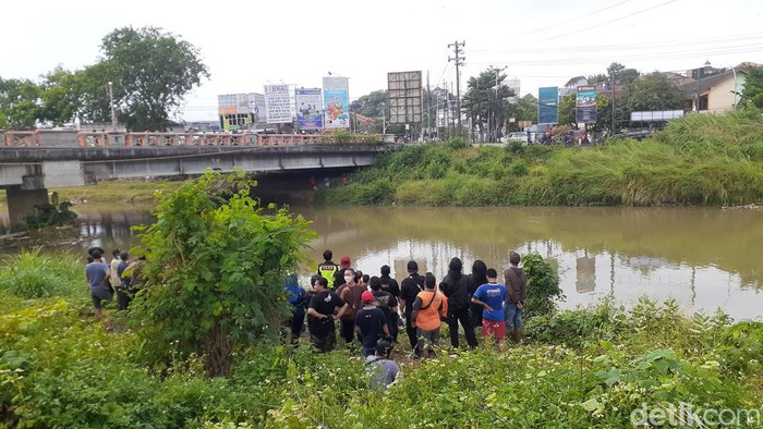 Penemuan mayat pria di Kaligarang, Semarang, Minggu (14/8/2022).
