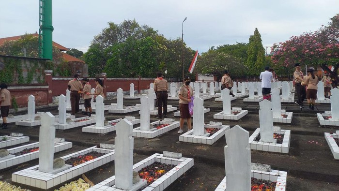 Peringati Hari Pramuka ke-61, Kwarcab Pramuka Kabupaten Buleleng gelar upacara tabur bunga di Taman Makam Pahlawan Curastana, Buleleng, Bali, Minggu (14/8/2022).