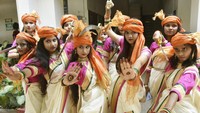 Sejumlah siswa akan tampil dalam menyambut perayaan Hari Kemerdekaan di Patna Womens College. (Santosh Kumar/Getty Images)